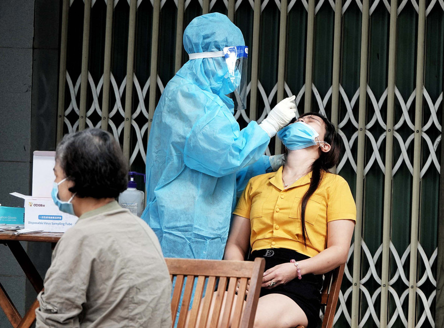 Lấy mẫu xét nghiệm cho người dân trên địa bàn TP. Pleiku. Ảnh: Hùng Linh 