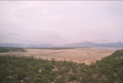  Khu rừng bị tàn phá nhìn từ trên cao qua flycam