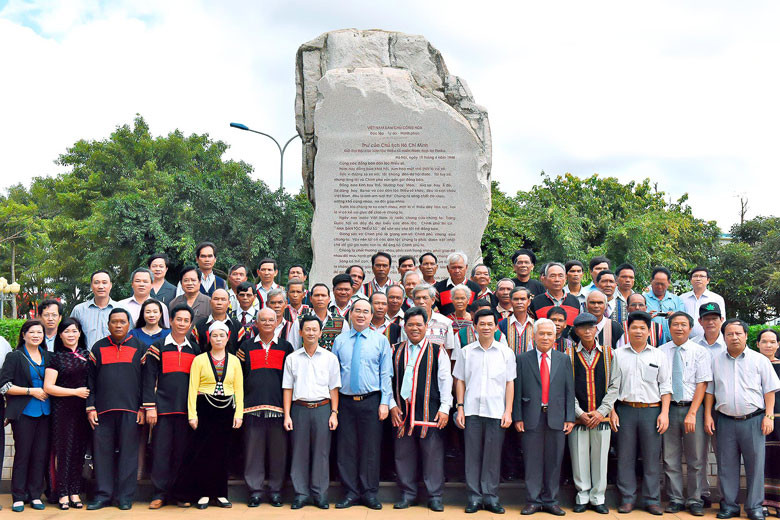 Lãnh đạo Đảng, Nhà nước cùng đại biểu đồng bào các dân tộc bên bia đá khắc Thư gửi Đại hội các dân tộc thiểu số miền Nam của Bác Hồ - tại TP Plây Cu
