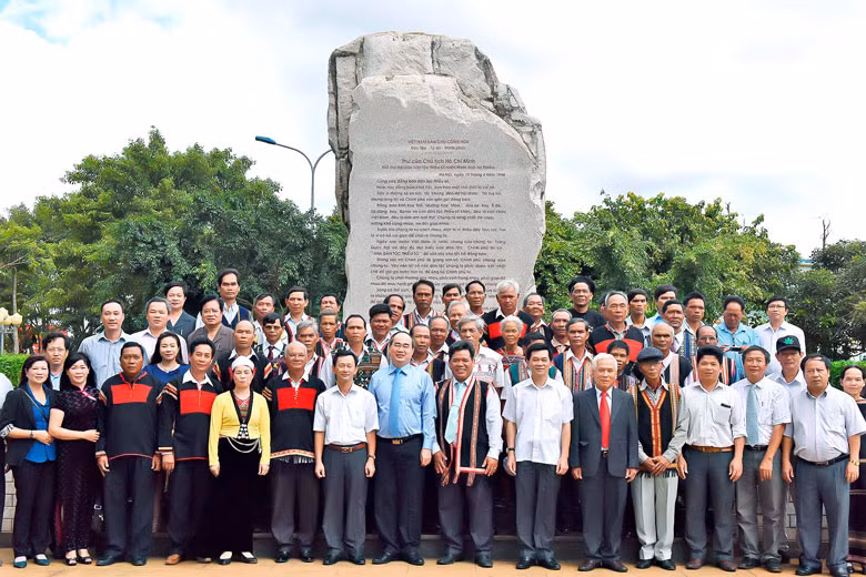 Lãnh đạo Đảng, Nhà nước cùng đại biểu đồng bào các dân tộc bên bia đá khắc Thư gửi Đại hội các dân tộc thiểu số miền Nam của Bác Hồ - tại TP Plây Cu