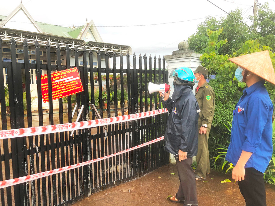  Tổ Covid cộng đồng làng Blo, xã A Dơk tích cực bám nắm hỗ trợ gia đình đang cách ly. Ảnh: Đinh Yến