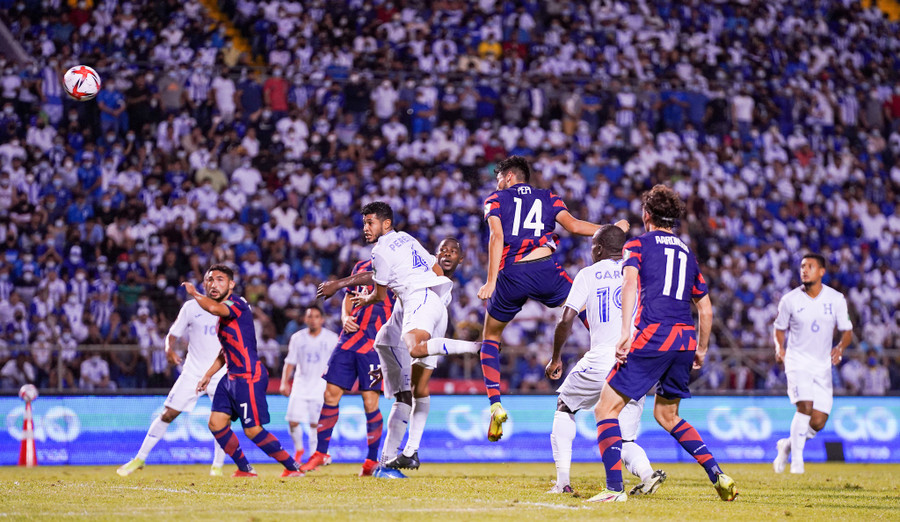 Ricardo Pepi (số 14) đánh đầu ghi bàn nâng tỷ số lên 2-1 cho tuyển Mỹ. Ảnh: AFP