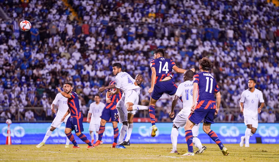 Ricardo Pepi (số 14) đánh đầu ghi bàn nâng tỷ số lên 2-1 cho tuyển Mỹ. Ảnh: AFP