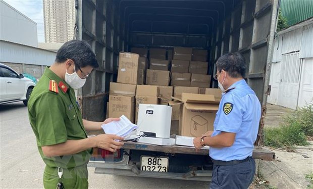 Lực lượng liên ngành tiến hành kiểm tra xe tải chở máy tạo oxy không có nguồn gốc xuất xứ. 