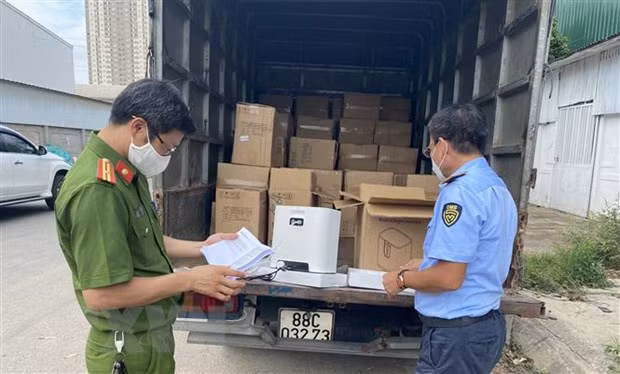 Lực lượng liên ngành tiến hành kiểm tra xe tải chở máy tạo oxy không có nguồn gốc xuất xứ. 