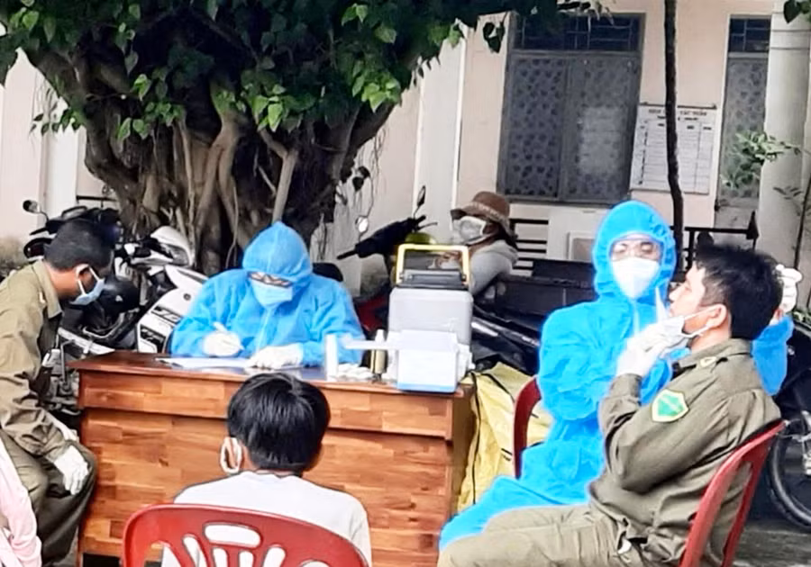 Lực lượng y tế lấy mẫu xét nghiệm SARS-CoV-2 cho người dân trên địa bàn huyện Krông Pa. Ảnh: Như Nguyện