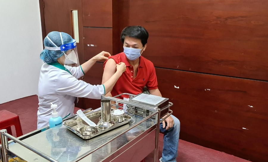 Đà Lạt ưu tiên tiêm vắc xin phòng Covid-19 cho học sinh vừa trúng tuyển và sinh viên. Ảnh: Lâm Viên Đà Lạt ưu tiên tiêm vắc xin phòng Covid-19 cho học sinh vừa trúng tuyển và sinh viên. Ảnh: Lâm Viên