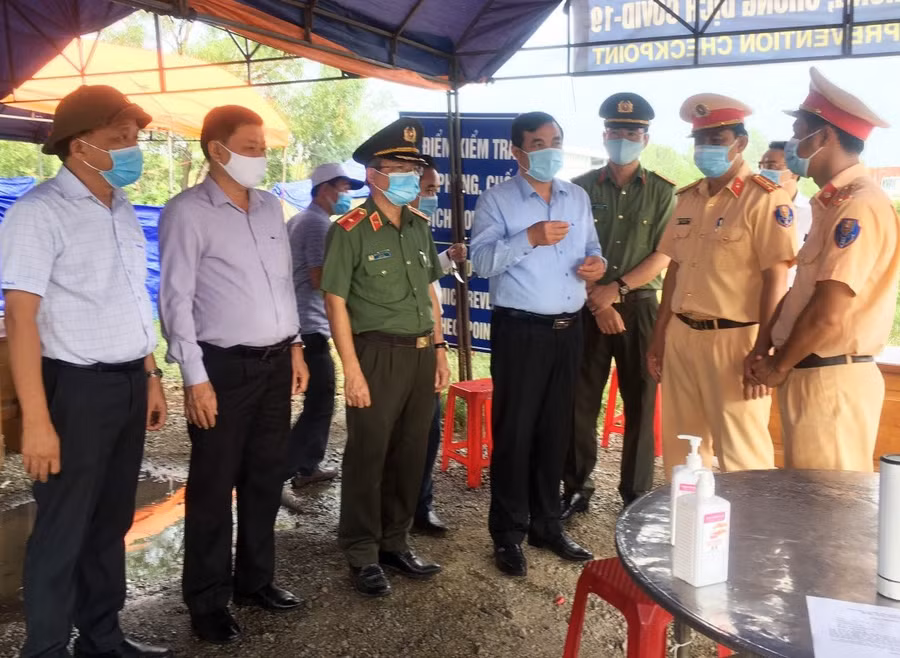 Ông Phan Việt Cường, Bí thư Tỉnh ủy Quảng Nam (thứ tư từ trái qua), kiểm tra công tác phòng, chống dịch tại các chốt kiểm soát - Ảnh: NAM THỊNH