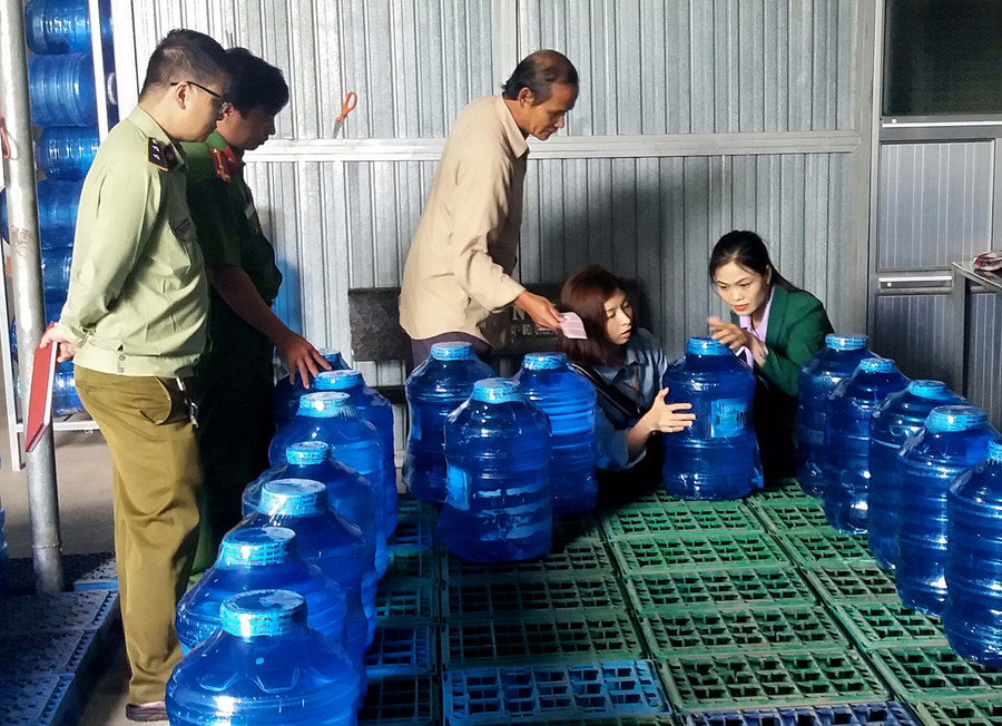 Đoàn liên ngành về an toàn thực phẩm của tỉnh kiểm tra một cơ sở kinh doanh nước uống đóng bình (ảnh chụp trước tháng 4-2021). Ảnh: Như Nguyện