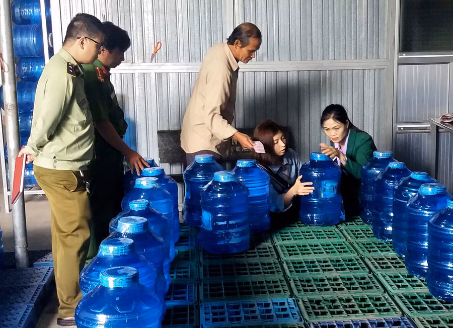Đoàn liên ngành về an toàn thực phẩm của tỉnh kiểm tra một cơ sở kinh doanh nước uống đóng bình (ảnh chụp trước tháng 4-2021). Ảnh: Như Nguyện