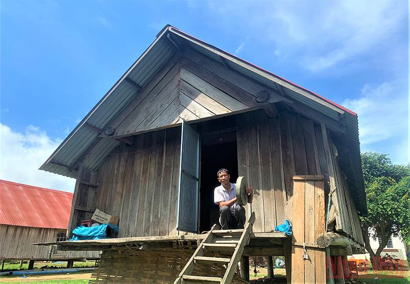 Tại các buôn cổ của đồng bào M’nông bên hồ Lắk còn lưu giữ được nhiều nhà dài truyền thống. 