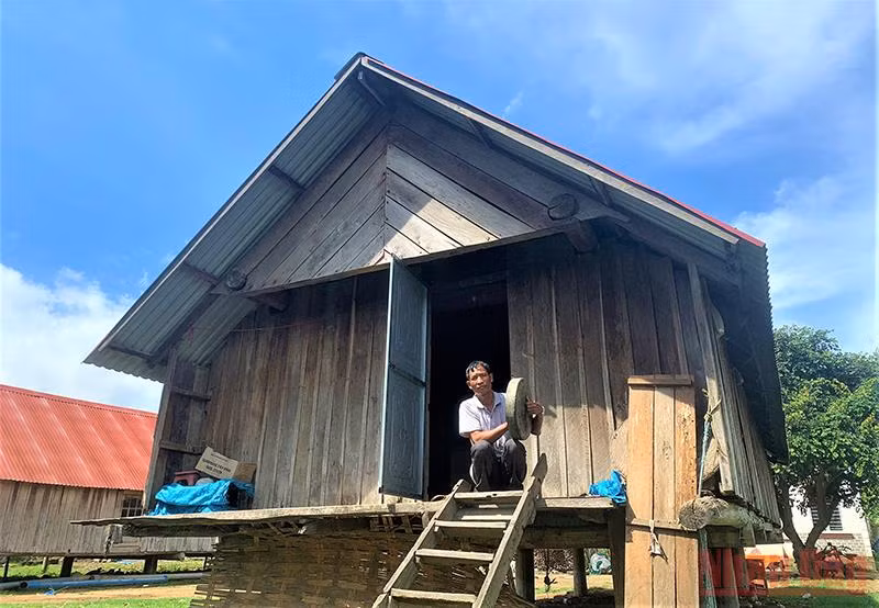 Tại các buôn cổ của đồng bào M’nông bên hồ Lắk còn lưu giữ được nhiều nhà dài truyền thống. 