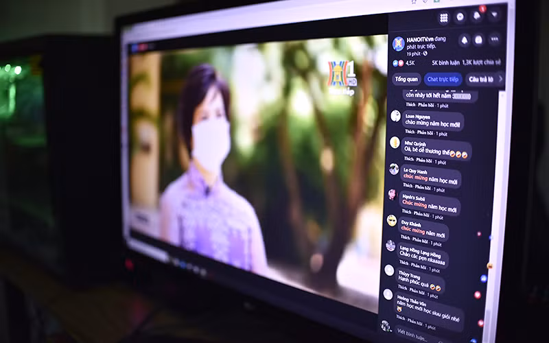 Lễ khai giảng ngày giãn cách được phát sóng trực tiếp qua nền tảng mạng xã hội thu hút được nhiều sự quan tâm của xã hội và những lời chúc một năm học thành công gửi tới các con. (Ảnh: Minh Duy)