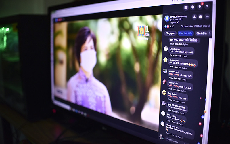 Lễ khai giảng ngày giãn cách được phát sóng trực tiếp qua nền tảng mạng xã hội thu hút được nhiều sự quan tâm của xã hội và những lời chúc một năm học thành công gửi tới các con. (Ảnh: Minh Duy)