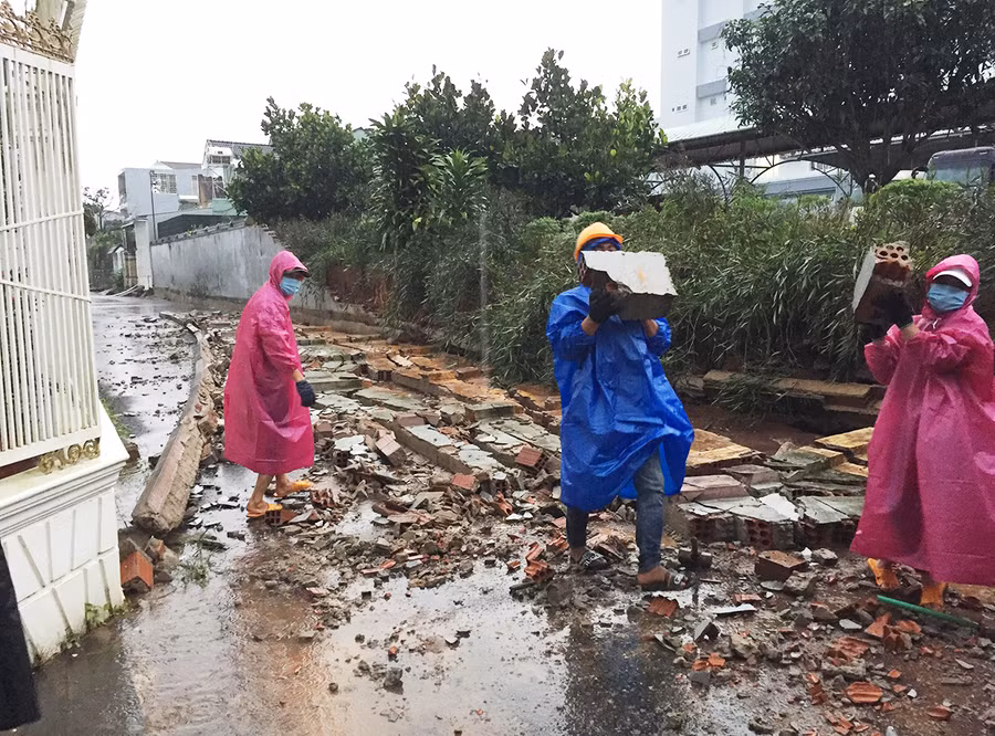  Bức tường dài khoảng 20 m đã đổ sập xuống con hẻm. Ảnh: Văn Ngọc