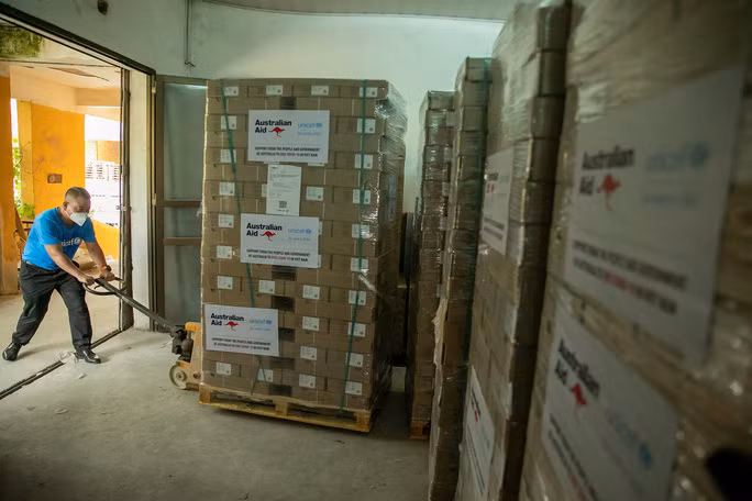  Vận chuyển các hộp an toàn vào kho - Ảnh: UNICEF
