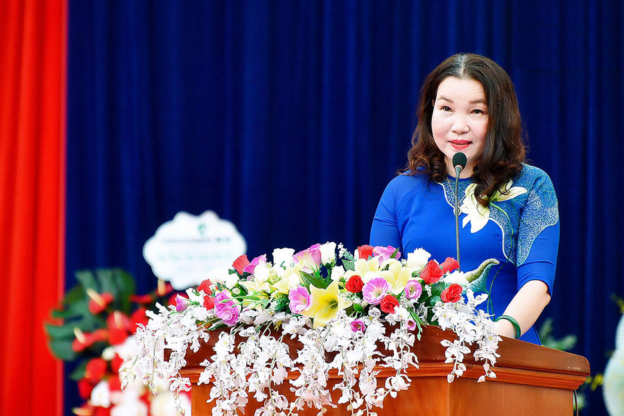 Cô Lê Thị Thu-Hiệu trưởng Trường THPT chuyên Hùng Vương đọc diễn văn tại lễ khai giảng trực tuyến của nhà trường. Ảnh: Đức Thụy Giám đốc Sở GD-ĐT Lê Duy Định đọc thư của Chủ tịch UBND tỉnh gửi cho ngành GD-ĐT và toàn thể học sinh, sinh viên nhân ngày khai trường. Ảnh: Đức Thụy