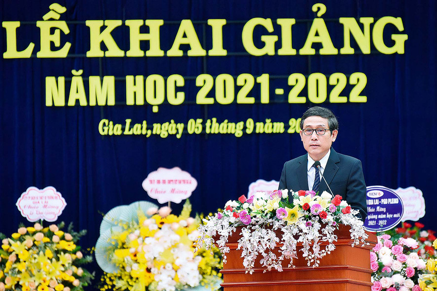 Giám đốc Sở GD-ĐT Lê Duy Định đọc thư của Chủ tịch UBND tỉnh gửi cho ngành GD-ĐT và toàn thể học sinh, sinh viên nhân ngày khai trường. Ảnh: Đức Thụy Ảnh Đức Thụy