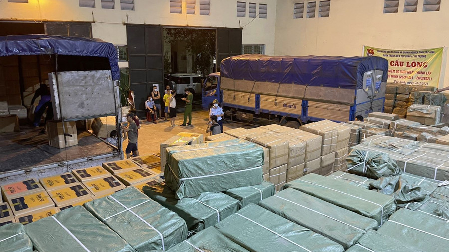 Bên trong kho hàng giả cực lớn của người đàn ông quốc tịch Trung Quốc. Ảnh: QLTT Bên trong kho hàng giả cực lớn của người đàn ông quốc tịch Trung Quốc. Ảnh: QLTT