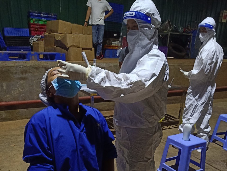 Lấy mẫu xét nghiệm Covid-19 tại H.Đức Trọng. Ảnh: Kim Cúc