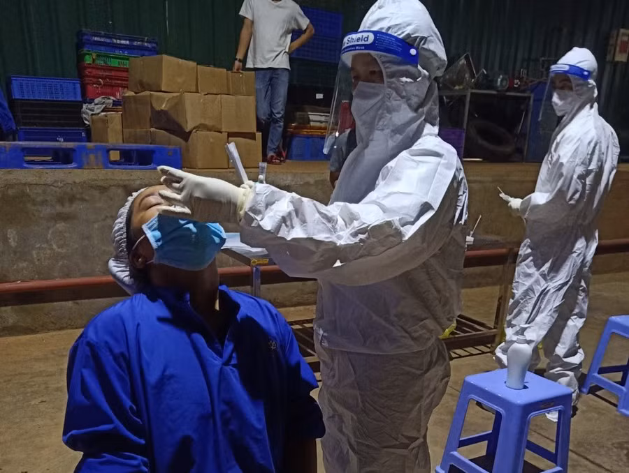 Lấy mẫu xét nghiệm Covid-19 tại H.Đức Trọng. Ảnh: Kim Cúc