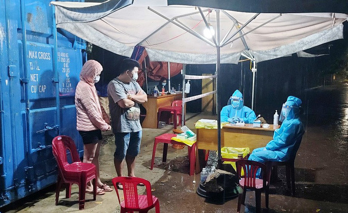 Kiểm soát người và phương tiện ra vào địa bàn tại chốt Sê San 4 - Quốc lộ 14C (huyện Ia H’Drai)