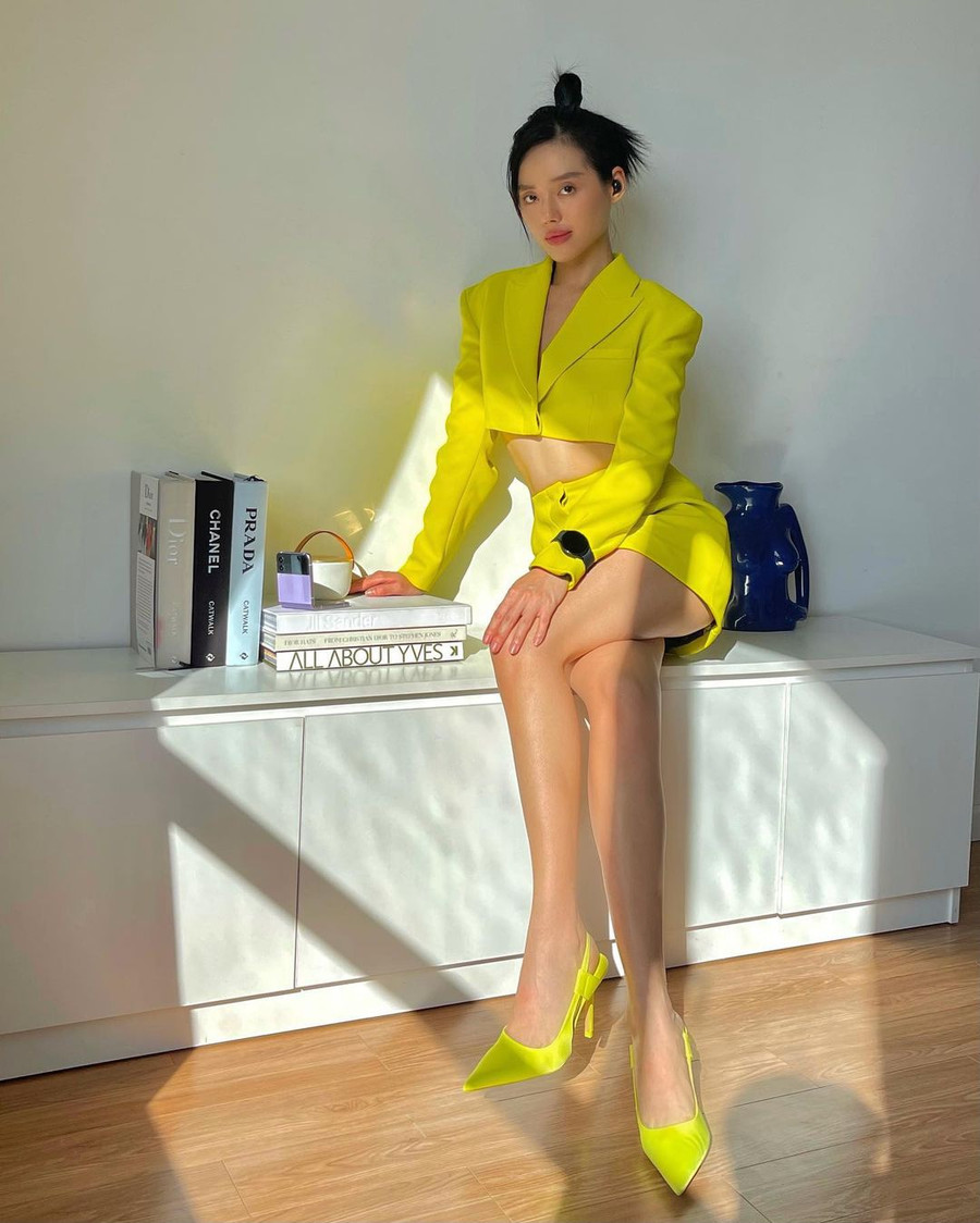 “Cô em Trendy” Khánh Linh mang đến cảm hứng cho ngày mới với tông vàng neon rực rỡ từ đầu đến chân, crop blazer mix cùng mini skirt và giày cao gót mũi nhọn.