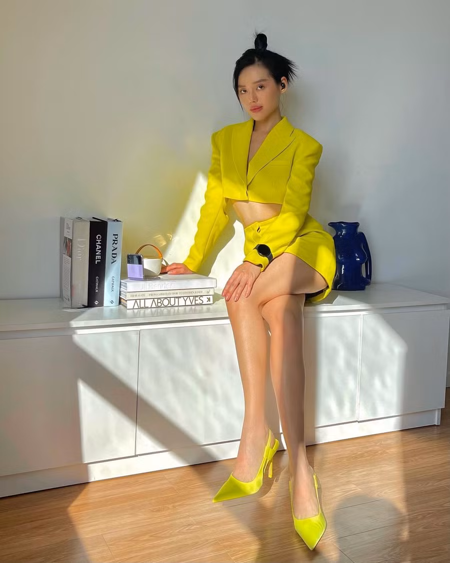 “Cô em Trendy” Khánh Linh mang đến cảm hứng cho ngày mới với tông vàng neon rực rỡ từ đầu đến chân, crop blazer mix cùng mini skirt và giày cao gót mũi nhọn.