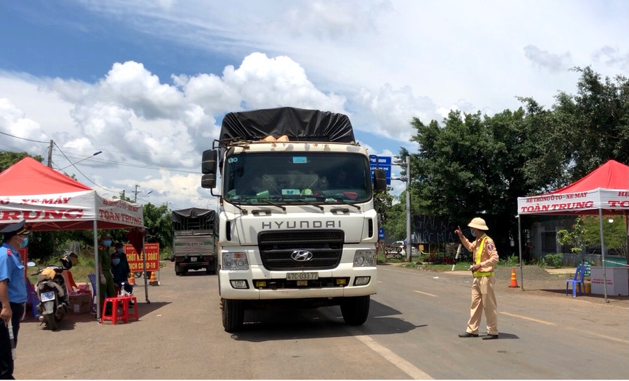 Kiểm soát phương tiện qua lại tại Chốt Kiểm soát phòng-chống dịch Covid-19 khu vực Cầu 110. Ảnh: Lê Hòa