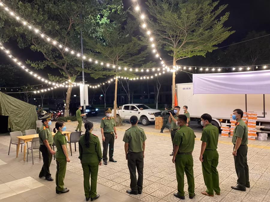 Thiếu tướng Vũ Xuân Viên tham gia công tác chuẩn bị các điểm cung ứng thực phẩm đêm 27.8 - Ảnh: Nguyễn Tú