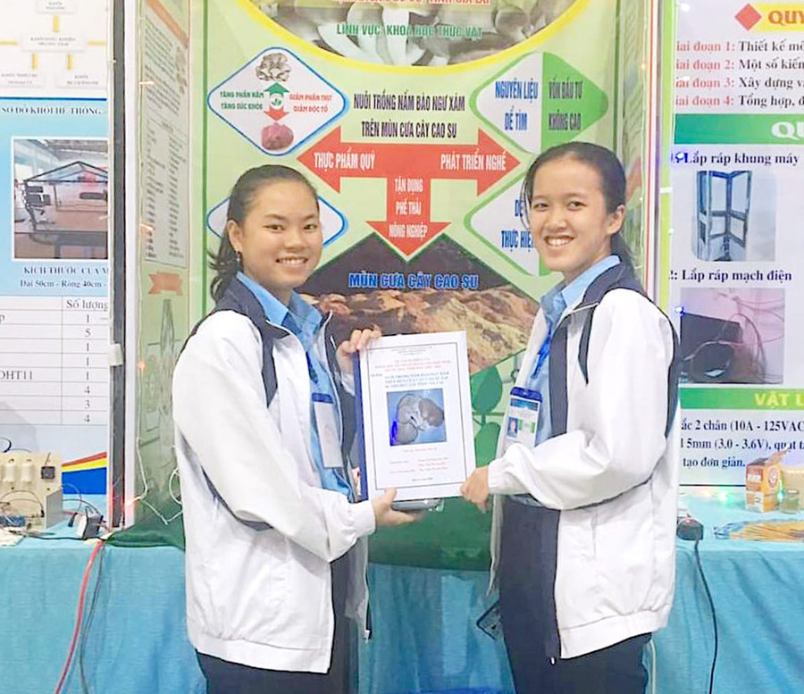 Hai nữ sinh Phan Thị Thương (bìa trái) và Phạm Thị Hằng Nga (lớp 11B1, Trường THPT Lê Hoàn, huyện Đức Cơ) phấn khởi giới thiệu về mô hình trồng nấm bào ngư xám trên mùn cưa cây cao su do mình thực hiện. Ảnh: Mộc Trà Ảnh: Mộc Trà