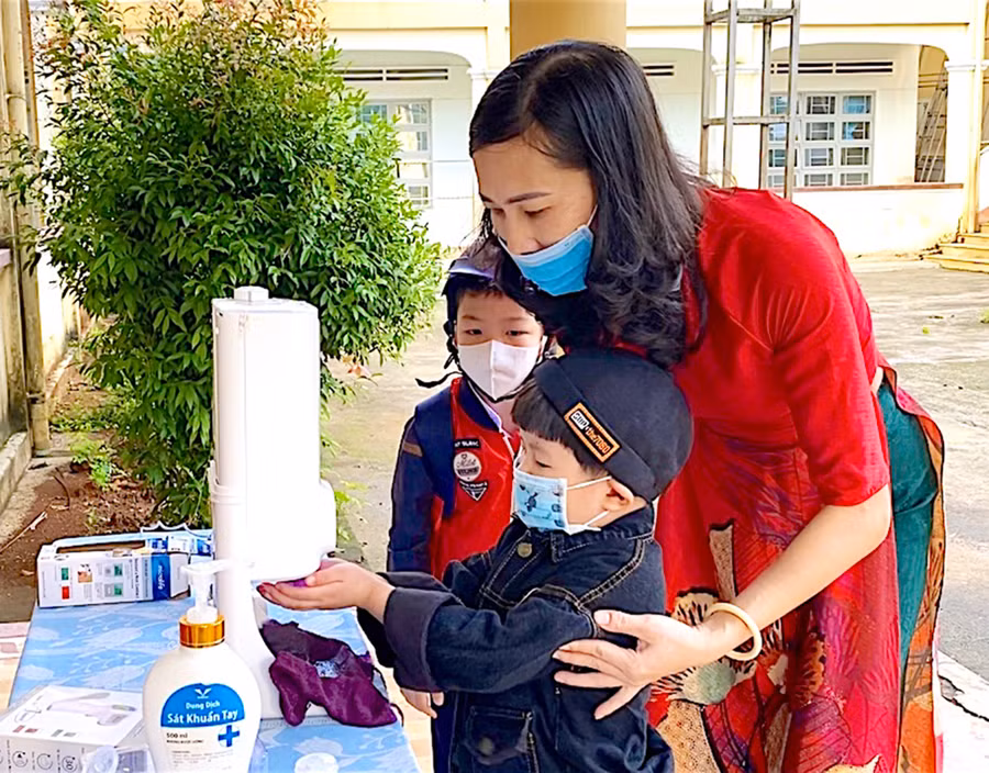 Giáo viên Trường Tiểu học Võ Thị Sáu (phường Hội Thương, TP. Pleiku) hướng dẫn học sinh rửa tay sát khuẩn tay trước khi vào lớp học. Ảnh: Ngọc Thu