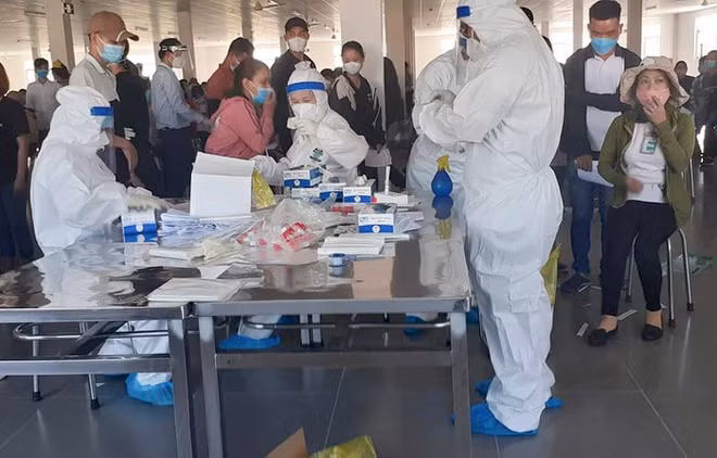  Nhân viên y tế lấy mẫu xét nghiệm cho người lao động ở các Khu công nghiệp Quảng Ngãi. Ảnh: Minh Hoàng.