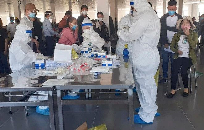  Nhân viên y tế lấy mẫu xét nghiệm cho người lao động ở các Khu công nghiệp Quảng Ngãi. Ảnh: Minh Hoàng.