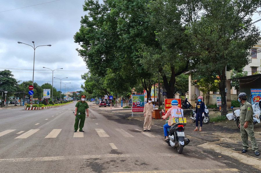 Chốt kiểm soát phòng-chống dịch Covid-19 phường Thắng Lợi (TP. Pleiku) làm việc tích cực để kiểm tra người dân ra, vào địa bàn phường. Ảnh: Phan Lài