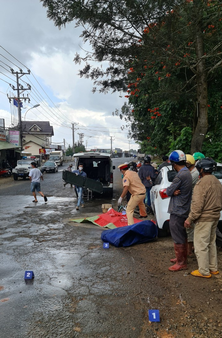 Hiện trường vụ tai nạn sau khi xe tải gây tai nạn bỏ chạy. Ảnh: Lâm Viên 