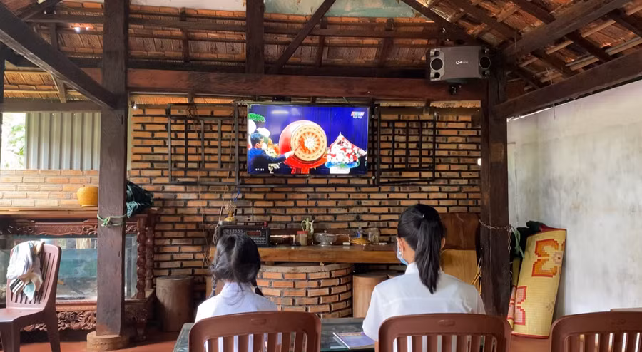 Các em học sinh ở thị trấn Ia Ly (huyện Chư Păh) háo hức theo dõi chương trình Lễ khai giảng năm học 2021-2022 của tỉnh trực tiếp trên sóng truyền hình. Ảnh: Ngọc Thu