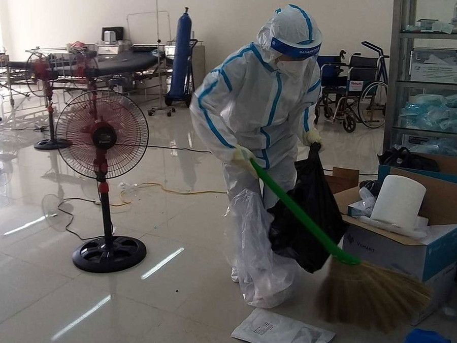 Hộ lý dọn vệ sinh khu vực cấp cứu