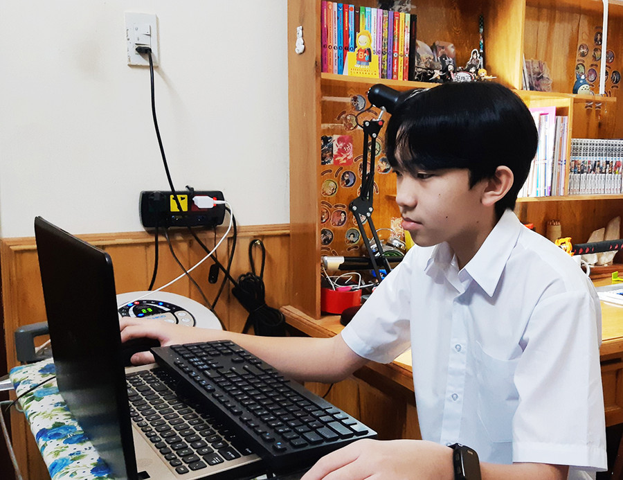 Tựu trường online. Ảnh: Duy Lê