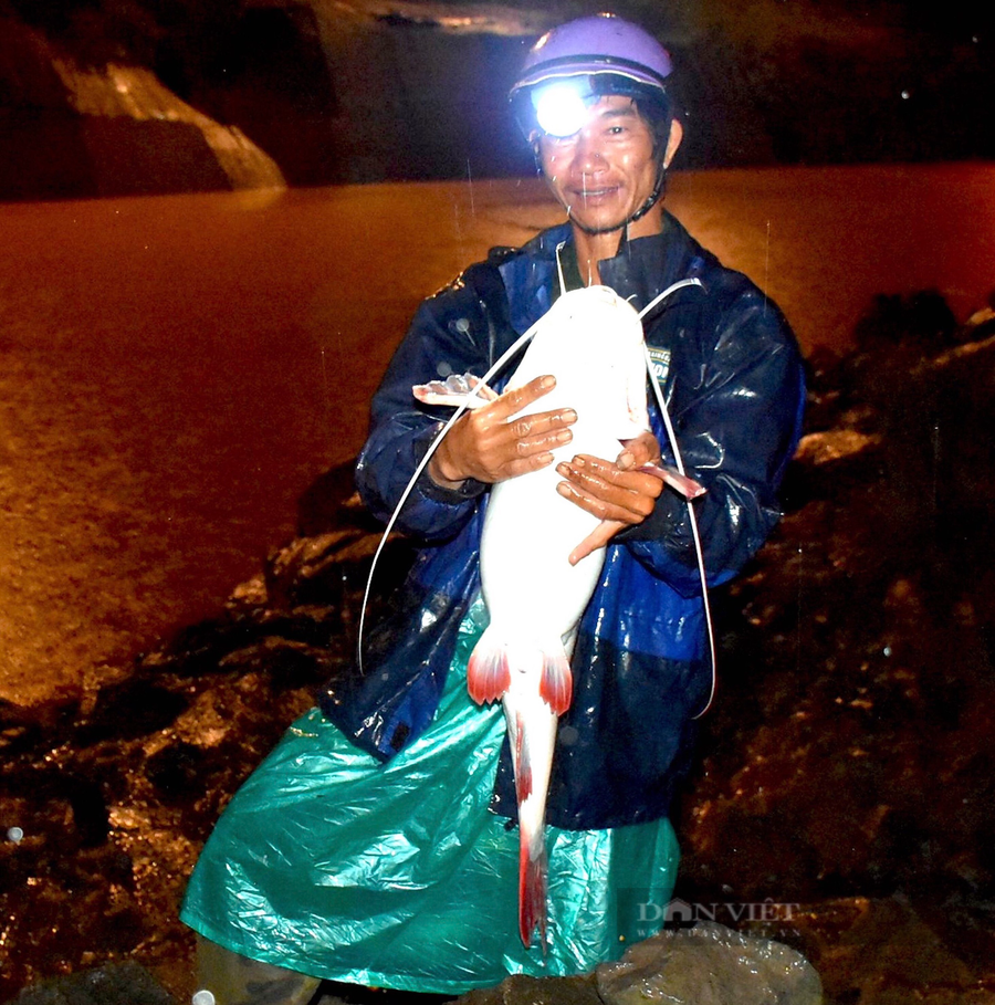 Để câu được những chú cá lăng đuôi đỏ "khổng lồ" trên dòng Sê San, các cần thủ tỉnh Gia Lai phải đối mặt với vô vàn nguy hiểm. Thậm chí bỏ mạng trên dòng sông Sê San. Để câu được những chú cá lăng đuôi đỏ