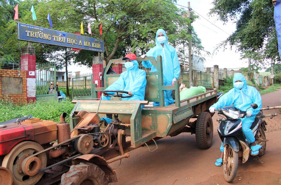 Thanh niên tình nguyện xã Cư Né (huyện Krông Búk) dùng xe cày vận chuyển nhu yếu phẩm hỗ trợ các hộ dân trong khu vực phong tỏa ở buôn Drao.