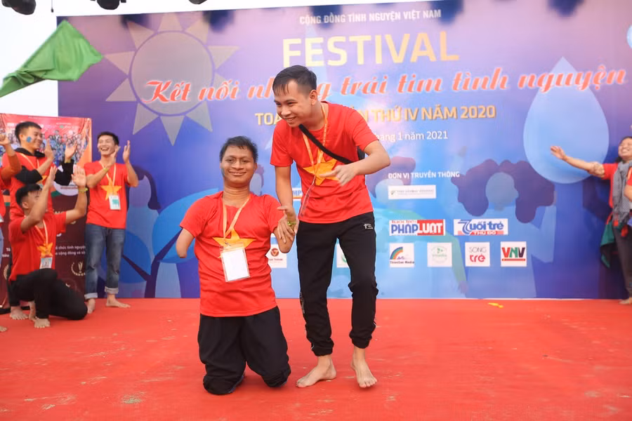 Nay Djruêng trong hoạt động của lễ hội tôn vinh 'Tuổi trẻ vì cộng đồng' năm 2020. Ảnh: TGCC