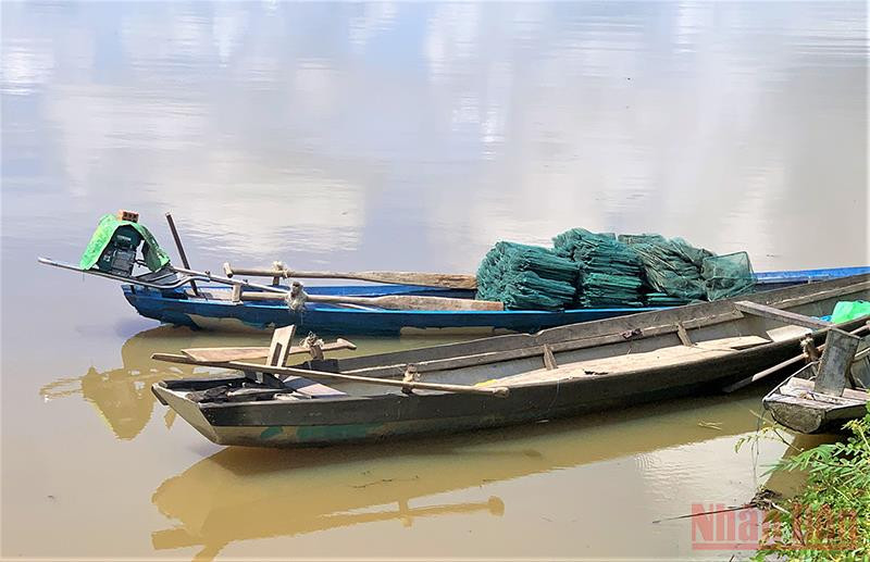 Những chiếc xuồng của người dân dùng để chèo đi đánh bắt cá trên hồ Lắk.