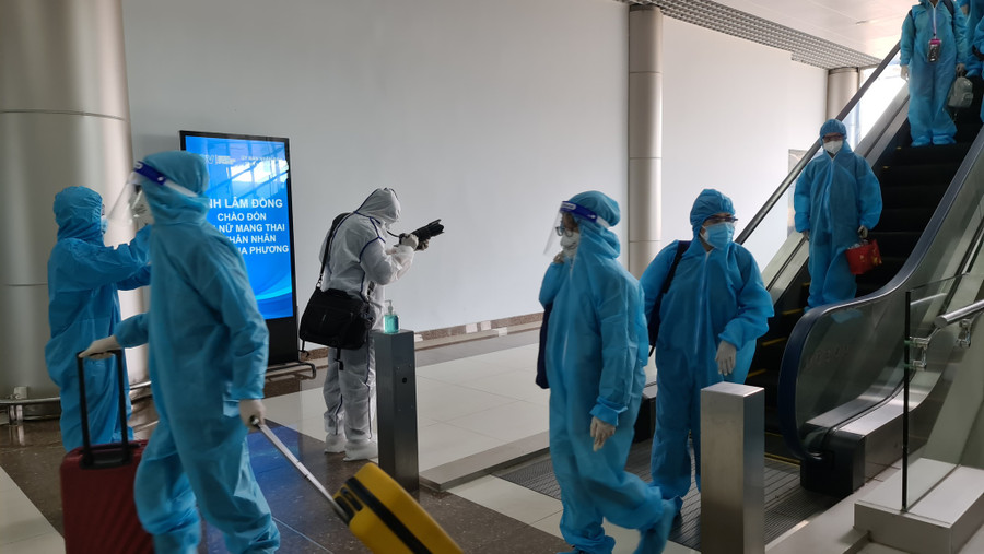 Các phóng viên tác nghiệp khi các thai phụ xuống máy bay. Ảnh: Lâm Viên