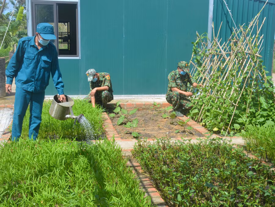 Cán bộ, chiến sĩ chốt số 3 (Đồn Biên phòng Cửa khẩu Quốc tế Lệ Thanh) tăng gia sản xuất. Ảnh: Vĩnh Hoàng