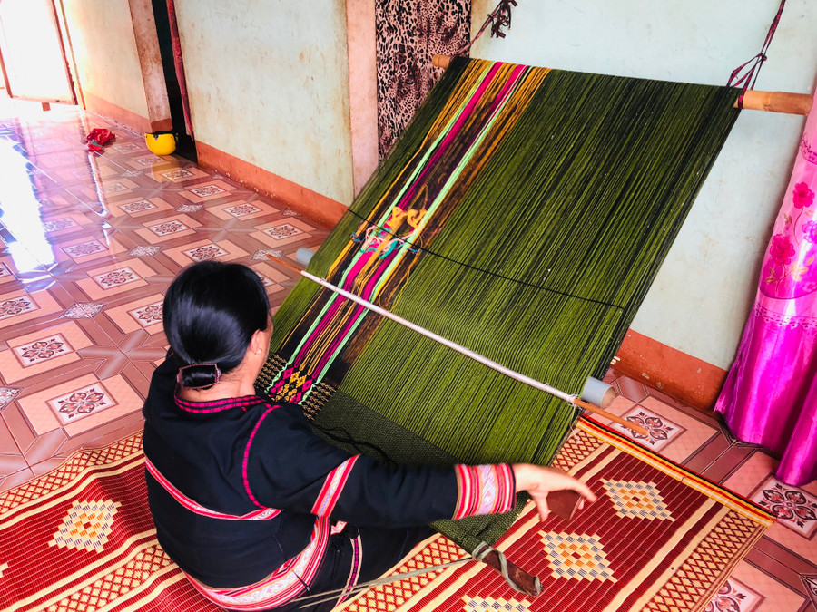 Từ những sợi chỉ đơn giản, bà Mlốp đã dệt lên những tấm vải đa sắc màu.  Từ những sợi chỉ đơn giản, bà Mlốp đã dệt lên những tấm vải đa sắc màu