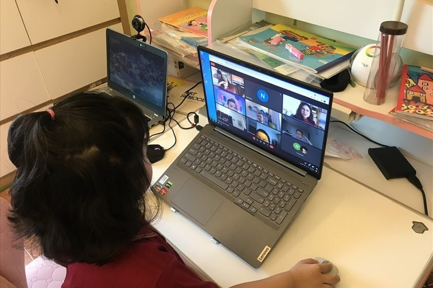 Học sinh lớp 1 học trực tuyến tại nhà. Ảnh: Tường Vân Học sinh lớp 1 học trực tuyến tại nhà. Ảnh: Tường Vân