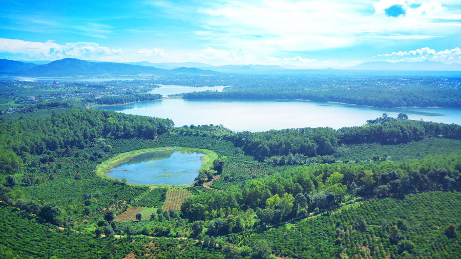 Biển Hồ và hồ Ia Nong nằm cạnh nhau, được ví như hồ mẫu tử. Ảnh: Hùng Hoa Lư