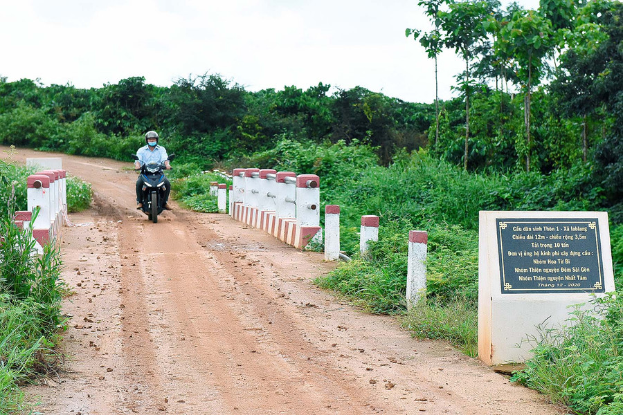 3.Thời gian qua, Đảng ủy, UBND xã Ia Blang đã kêu gọi các Mạnh Thường Quân hỗ trợ gần 1 tỷ đồng để xây dựng 6 cầu dân sinh, tạo điều kiện thuận lợi cho việc lưu thông và vận chuyển hàng hóa.