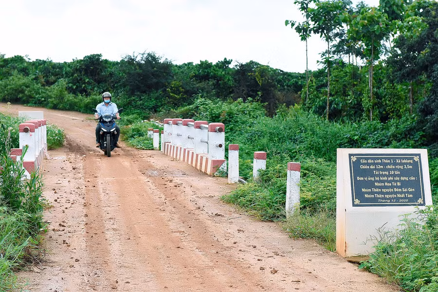 3.Thời gian qua, Đảng ủy, UBND xã Ia Blang đã kêu gọi các Mạnh Thường Quân hỗ trợ gần 1 tỷ đồng để xây dựng 6 cầu dân sinh, tạo điều kiện thuận lợi cho việc lưu thông và vận chuyển hàng hóa.
